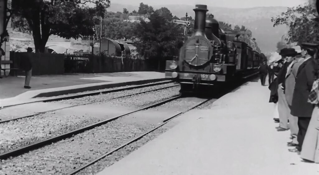 larrivee dun train en gare de la ciotat 4k 60 ips 01 693a38fb81